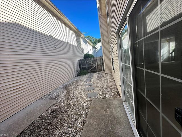 1032 Gas Light LN, Virginia Beach, VA 23462