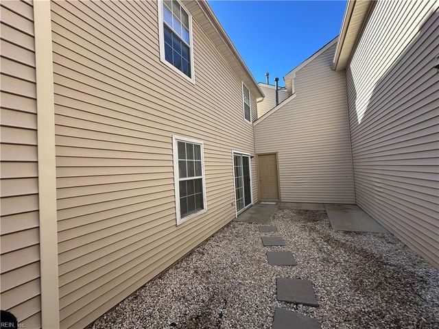 1032 Gas Light LN, Virginia Beach, VA 23462