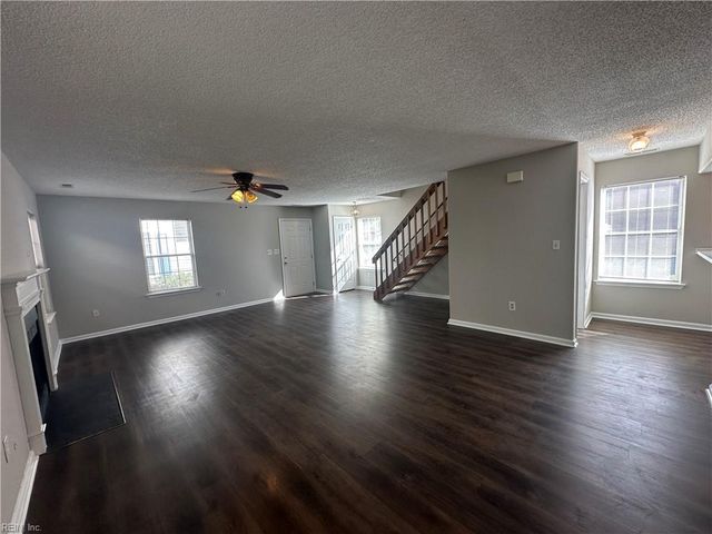1032 Gas Light LN, Virginia Beach, VA 23462