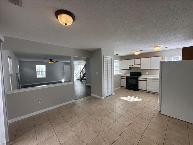 1032 Gas Light LN, Virginia Beach, VA 23462