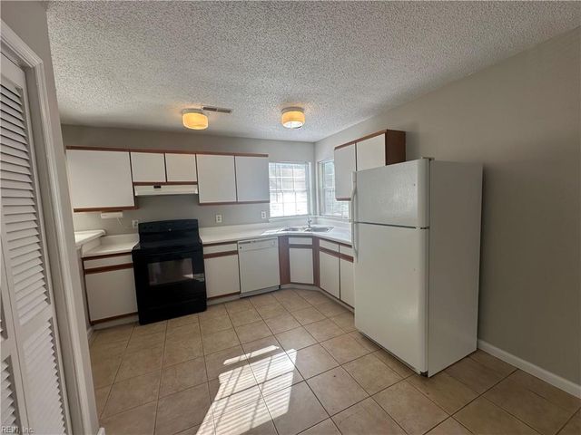 1032 Gas Light LN, Virginia Beach, VA 23462