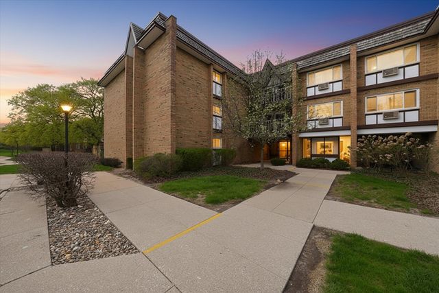300 Claymoor Road 2E, Hinsdale, IL 60521