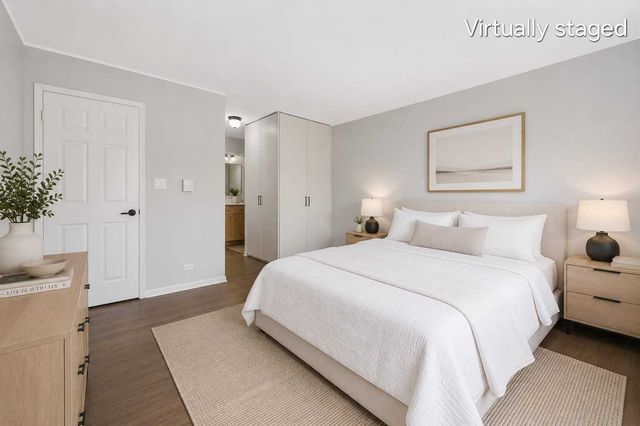 300 Claymoor Road 2E, Hinsdale, IL 60521