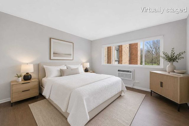 300 Claymoor Road 2E, Hinsdale, IL 60521