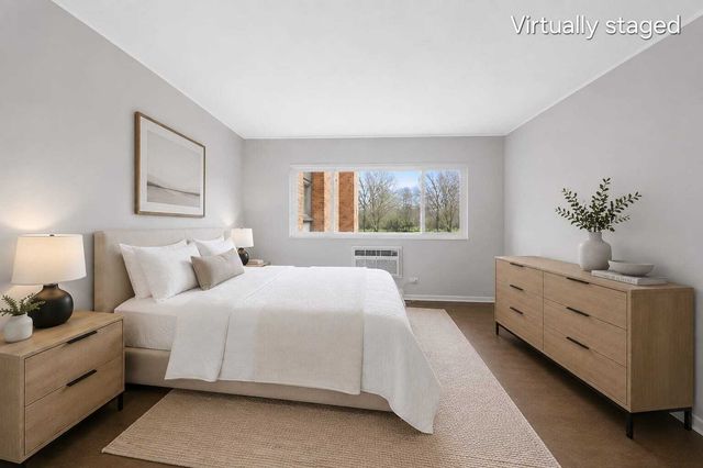 300 Claymoor Road 2E, Hinsdale, IL 60521