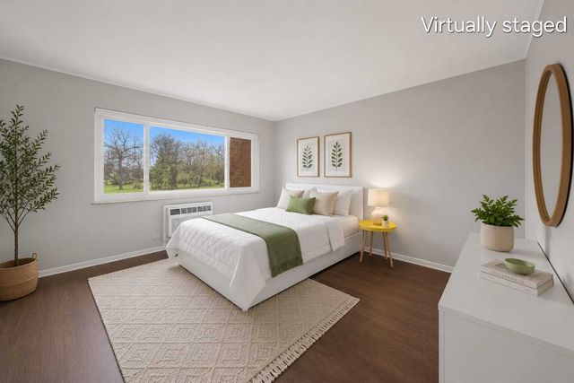 300 Claymoor Road 2E, Hinsdale, IL 60521
