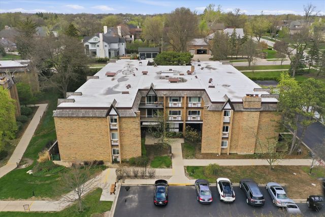 300 Claymoor Road 2E, Hinsdale, IL 60521