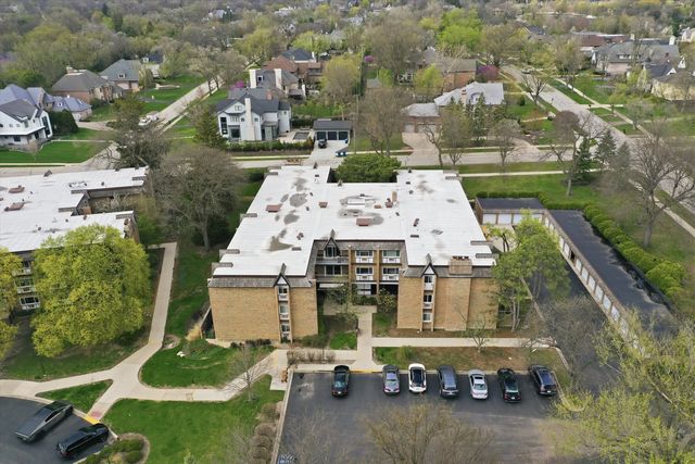 300 Claymoor Road 2E, Hinsdale, IL 60521