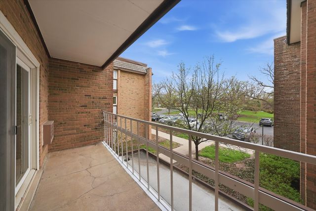 300 Claymoor Road 2E, Hinsdale, IL 60521