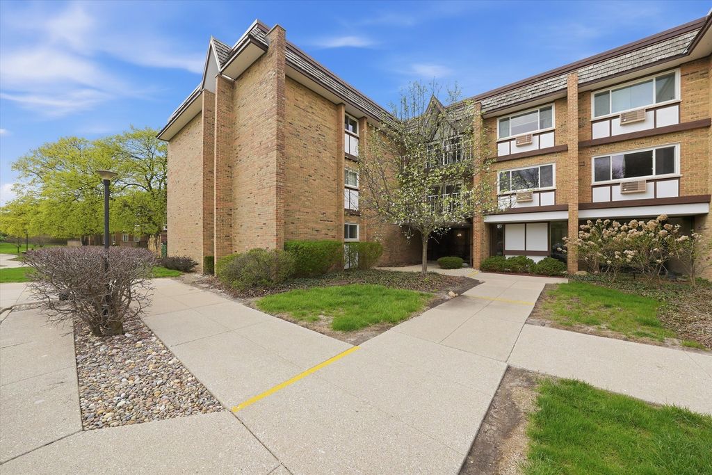 300 Claymoor Road 2E, Hinsdale, IL 60521