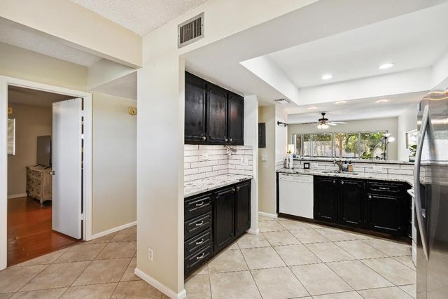 3075 E Gardens East Drive 32, Palm Beach Gardens, FL 33410