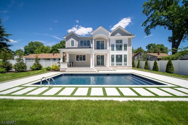 92 Oliver Rd, Paramus Boro, NJ 07652