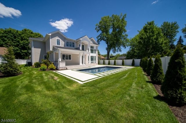 92 Oliver Rd, Paramus Boro, NJ 07652