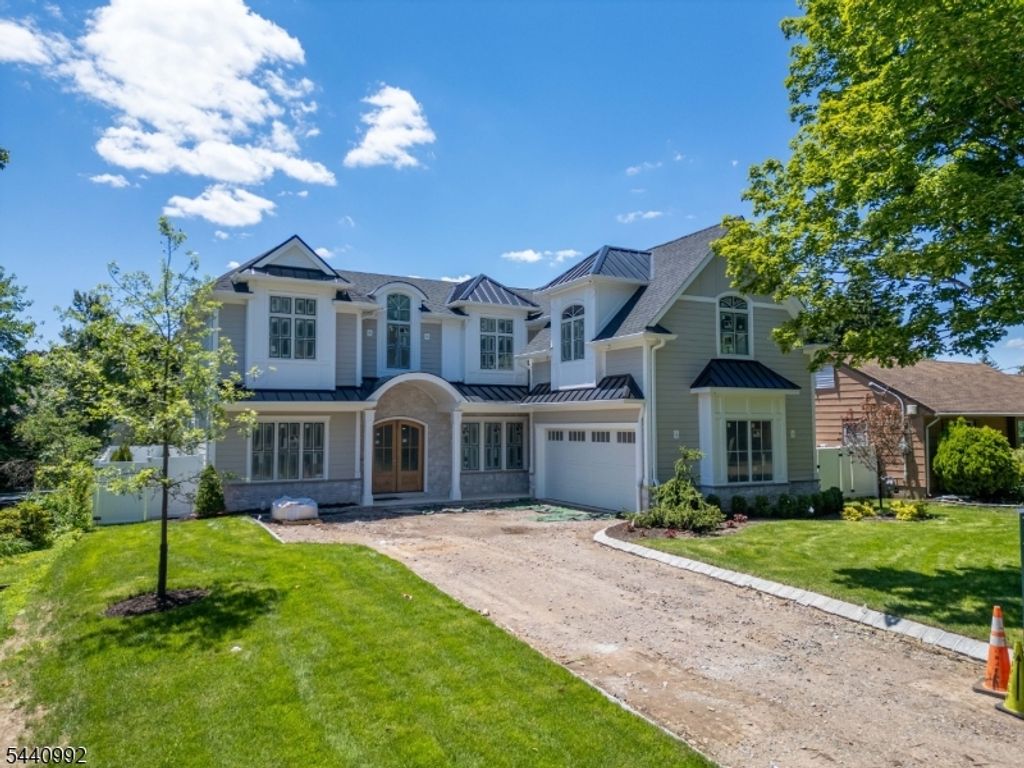 92 Oliver Rd, Paramus Boro, NJ 07652