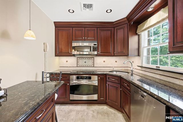 137 S Maple Avenue B, Park Ridge, NJ 07656