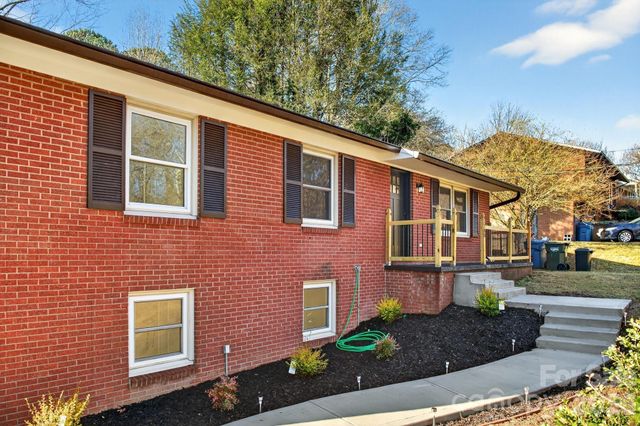 1780 NE 23rd Avenue Lane NE, Hickory, NC 28601