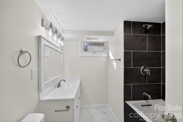 1780 NE 23rd Avenue Lane NE, Hickory, NC 28601