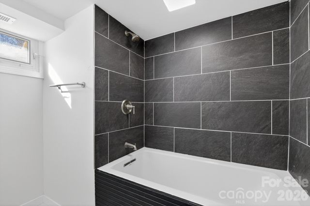 1780 NE 23rd Avenue Lane NE, Hickory, NC 28601