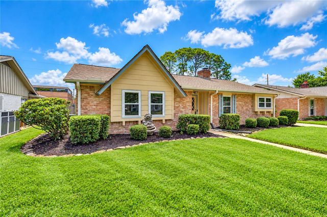 11403 Brook Meadows Lane, Meadows Place, TX 77477