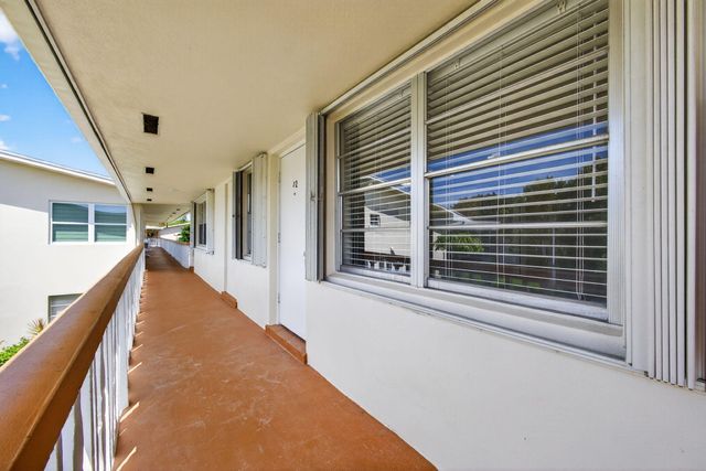42 Easthampton B, West Palm Beach, FL 33417