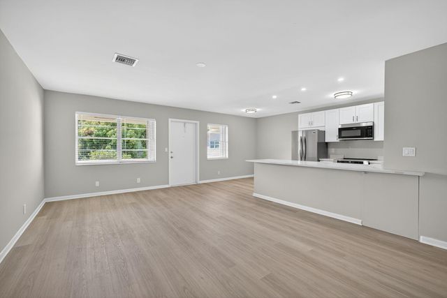 42 Easthampton B, West Palm Beach, FL 33417