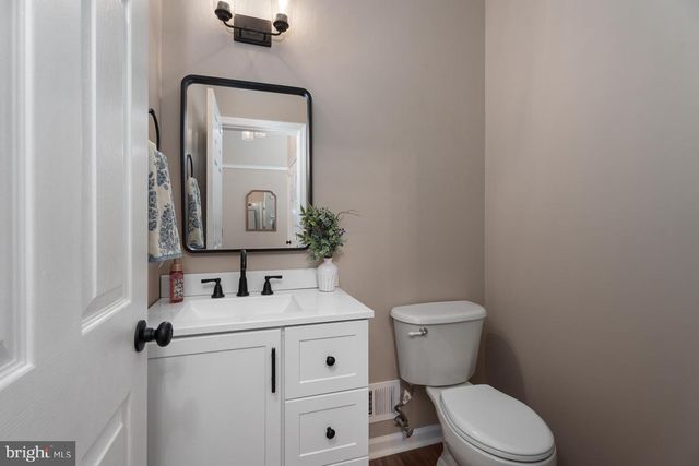 8 SCARLET OAK DR, Princeton, NJ 08540
