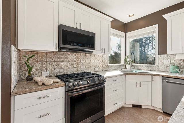 1711 Pointe Woodworth Drive NE, Tacoma, WA 98422