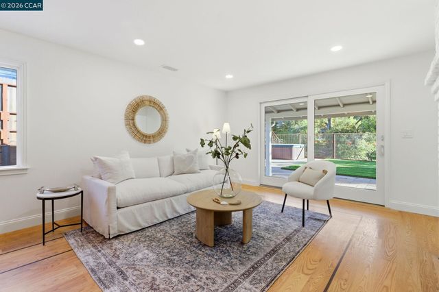 1124 Sanders Dr, Moraga, CA 94556