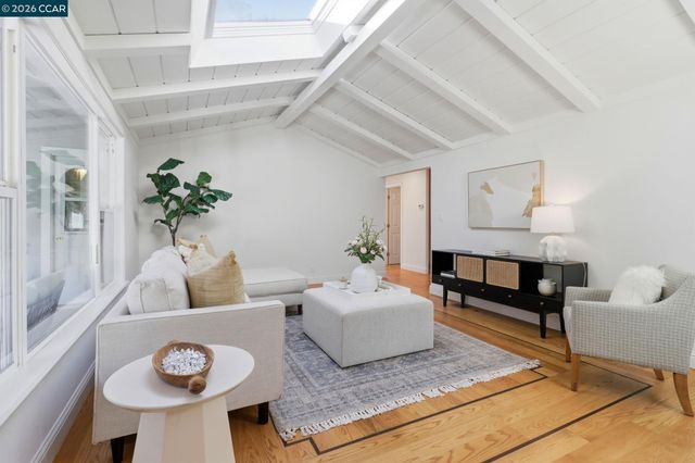 1124 Sanders Dr, Moraga, CA 94556