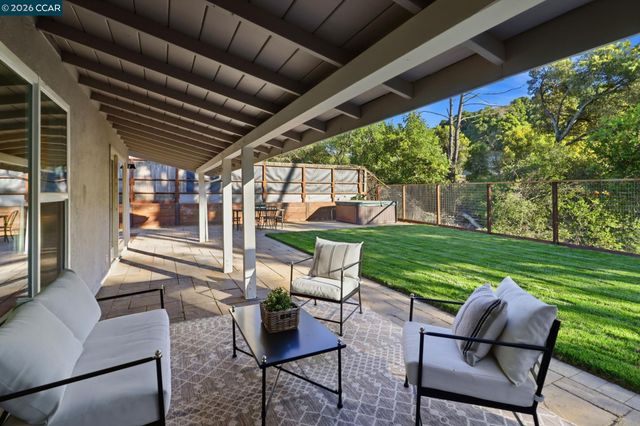 1124 Sanders Dr, Moraga, CA 94556