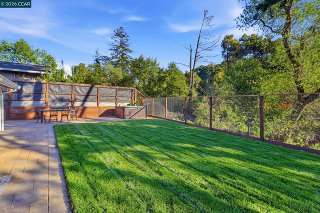 1124 Sanders Dr, Moraga, CA 94556
