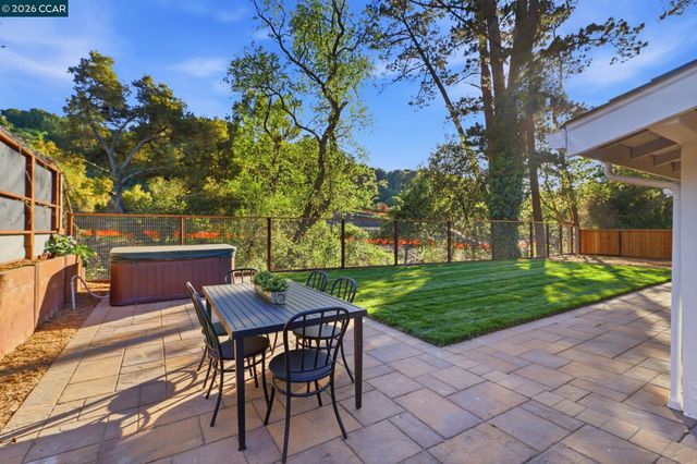 1124 Sanders Dr, Moraga, CA 94556