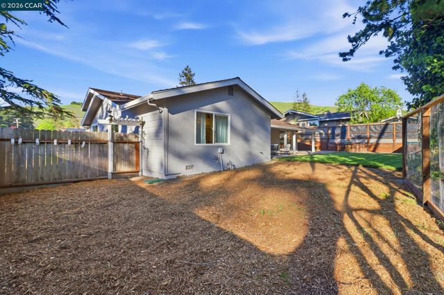 1124 Sanders Dr, Moraga, CA 94556