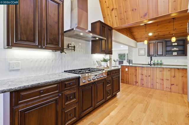 1124 Sanders Dr, Moraga, CA 94556