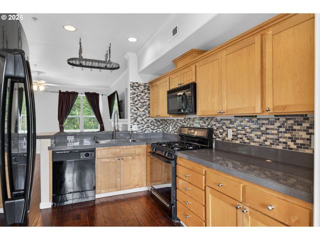 2703 Nw PRESTON Ct, Portland, OR 97229