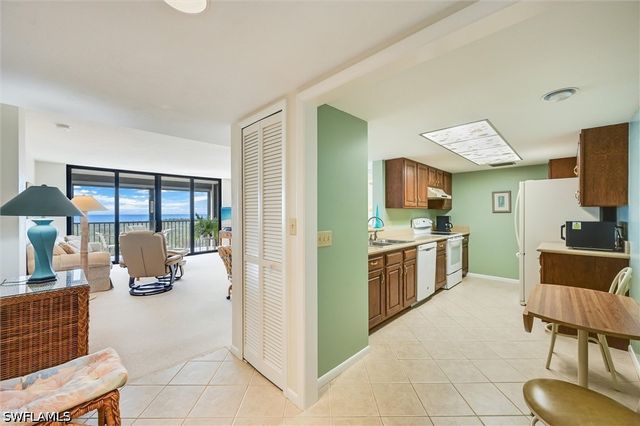 17 Bluebill AVE 803, Naples, FL 34108