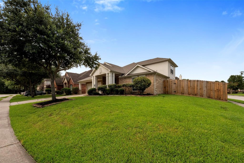 2521 Twisting Pine Court, Kingwood, TX 77345