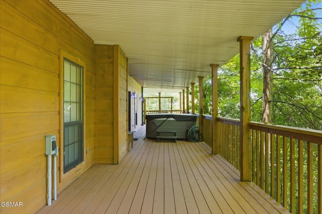 201 Clear Point Lane, Pigeon Forge, TN 37863