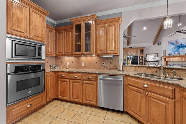 120 Deer Crest Dr, Carthage, TX 75633