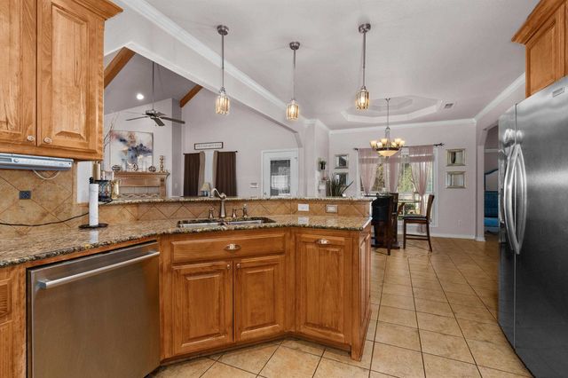 120 Deer Crest Dr, Carthage, TX 75633