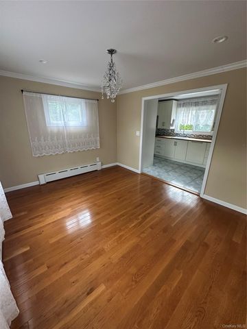 5 Ashwood Road, Port Washington, NY 11050