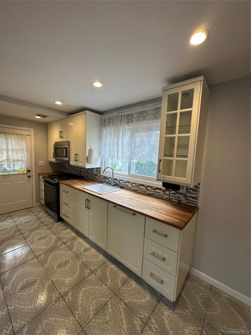 5 Ashwood Road, Port Washington, NY 11050