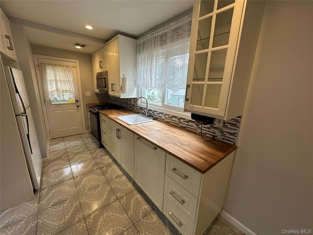 5 Ashwood Road, Port Washington, NY 11050