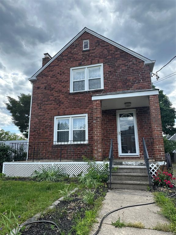 5 Ashwood Road, Port Washington, NY 11050