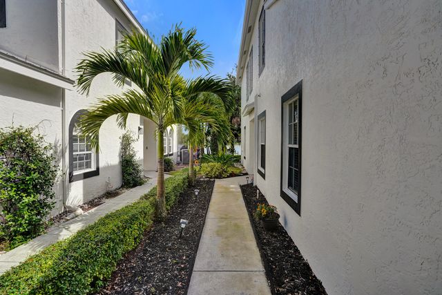 10694 Pelican Drive, Wellington, FL 33414