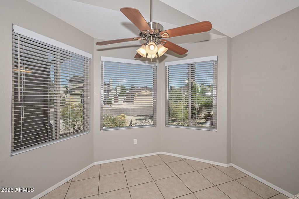 Image 11 of property listing at 3125 E SIESTA Lane, Phoenix, AZ 85050