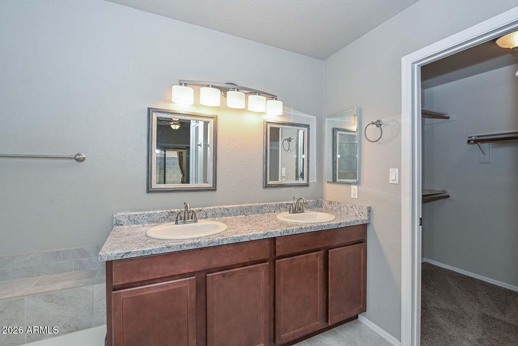 Image 27 of property listing at 3125 E SIESTA Lane, Phoenix, AZ 85050