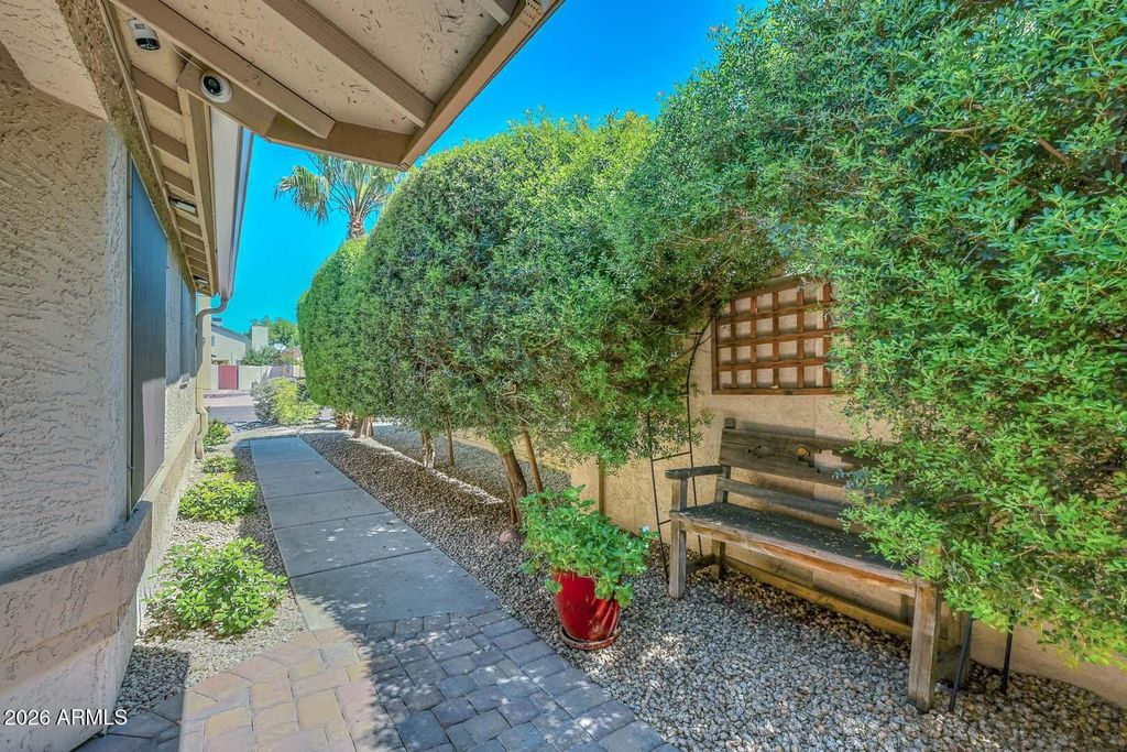 Image 3 of property listing at 3125 E SIESTA Lane, Phoenix, AZ 85050