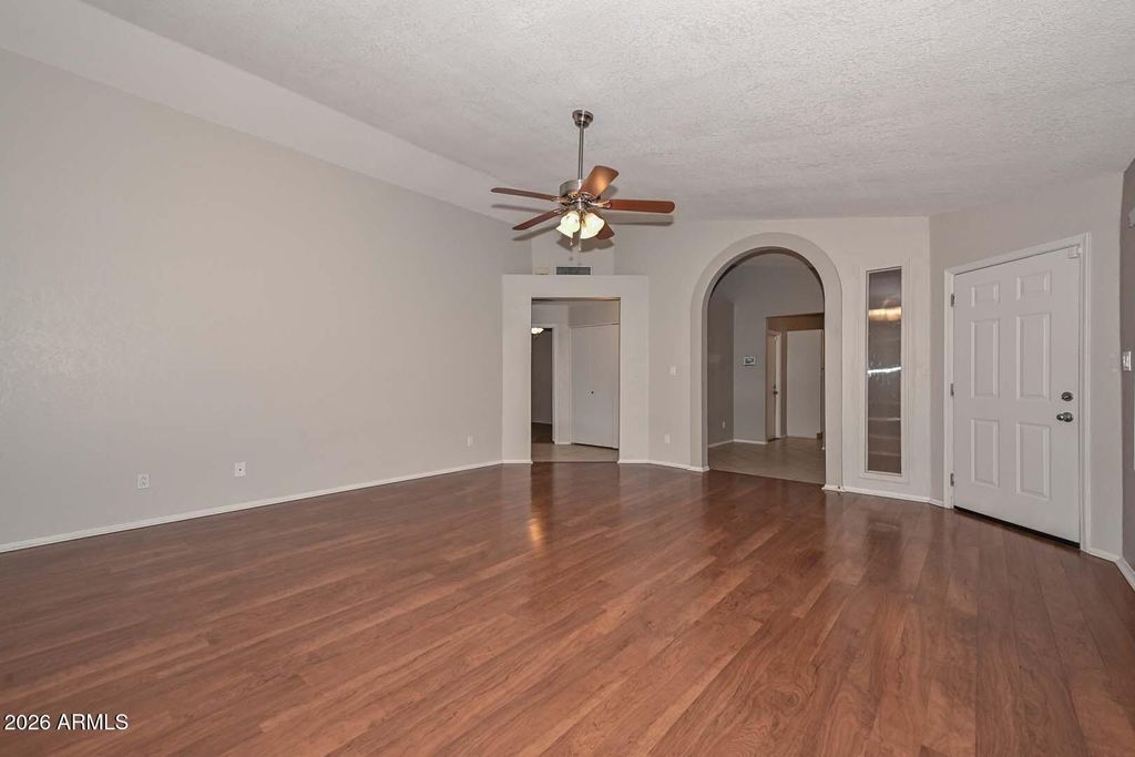 Image 5 of property listing at 3125 E SIESTA Lane, Phoenix, AZ 85050