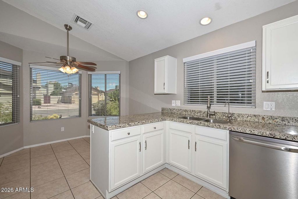 Image 7 of property listing at 3125 E SIESTA Lane, Phoenix, AZ 85050